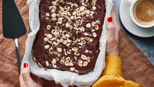 Glutenfreie Brownies mit Kaffee, Schokolade und Haselnüssen.