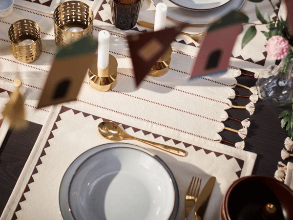 Gör bordet extra festligt med bordslöpare och bordstabletter i naturliga material och jordnära toner 