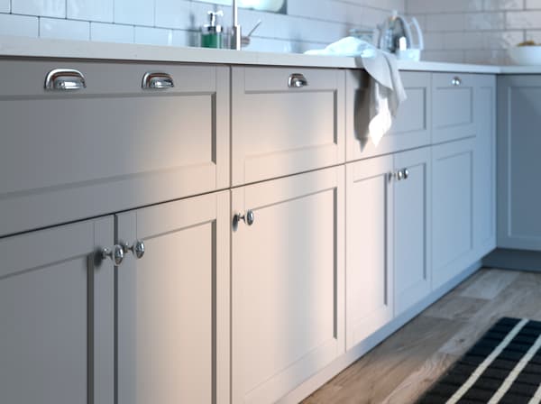 Kök LERHYTTAN ljusgrå i traditionell stil IKEA