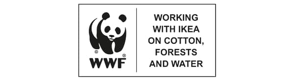  Grafický symbol s pandou ohledně spolupráce WWF a IKEA kolem zodpovědně pěstované bavlny, lesů a vodního hospodářství.