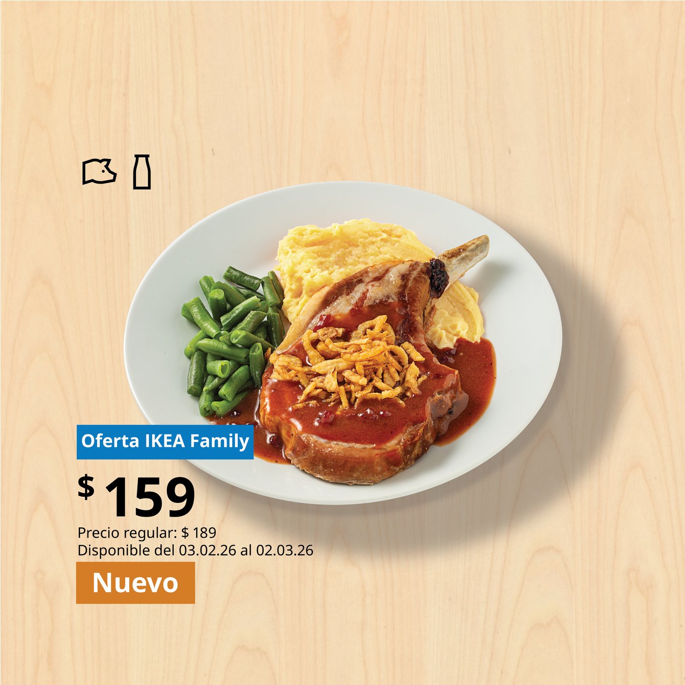 Gráfico de platillo chuleta de cerdo bañada en salsa de vino acompañado con puré de papa con ejotes cortados y decorada con cebolla crujiente.