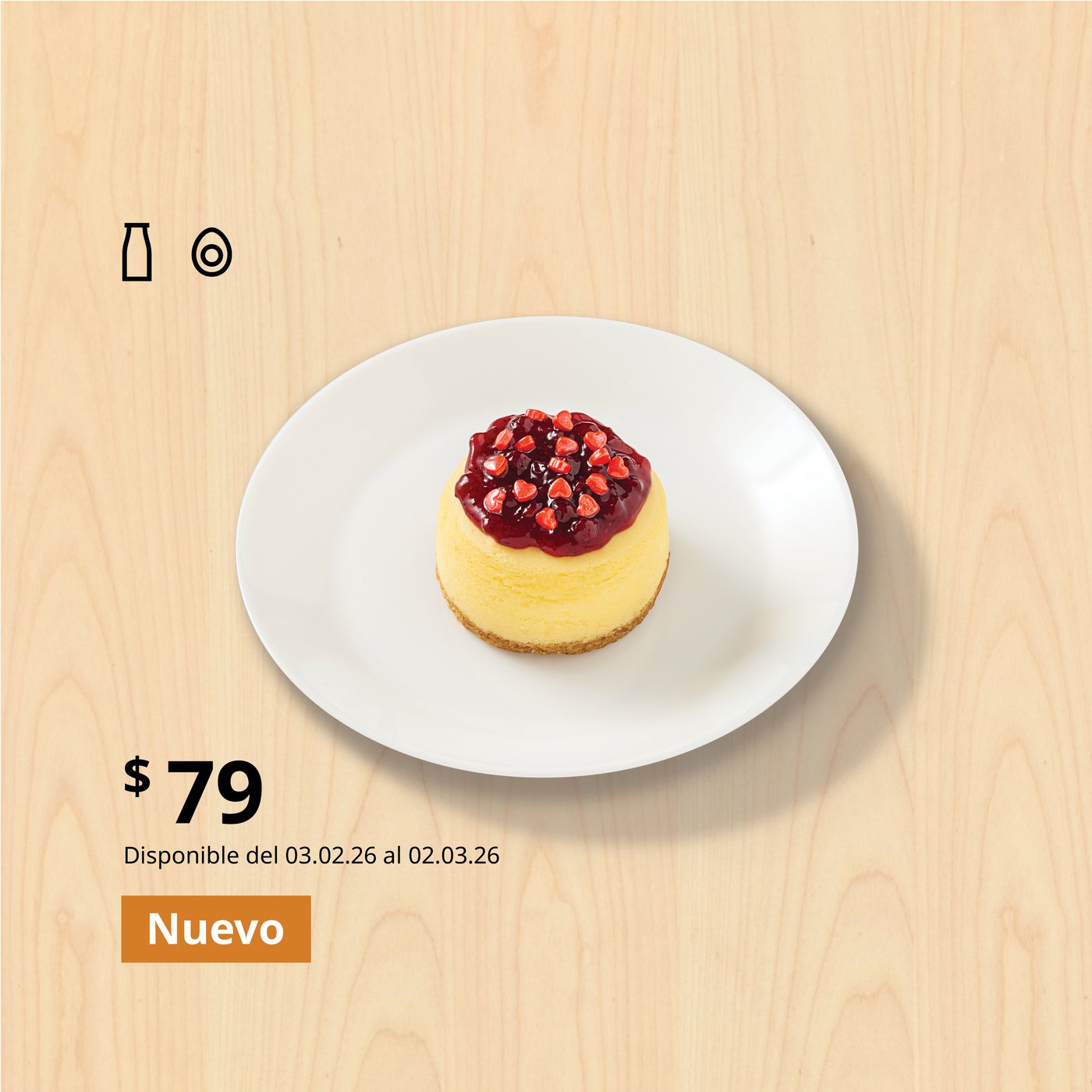 Gráfico de platillo de cheesecake con mermelada de lingonberry, decorada con corazones.