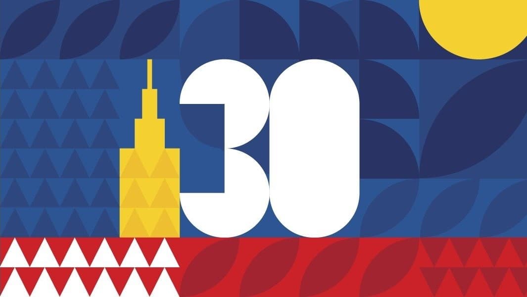 Grafika złożona z geomatrycznych kształtów. Część z nich - zółte układają się w zarys Pałacu Kultury i Nauki, a inne - białe - w wielką cyfrę - 30.