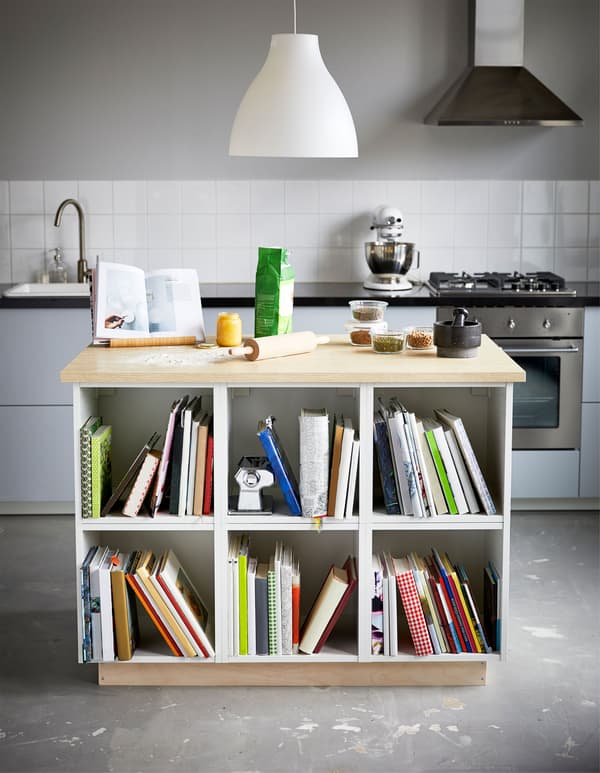 Grand îlot de cuisine utilisé comme table de pâtisserie et rangement pour les nombreux livres de cuisine.