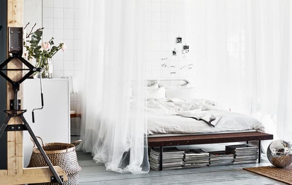 Grand lit blanc, draps et oreillers frais, drapages. Quelle est votre chambre idéale?