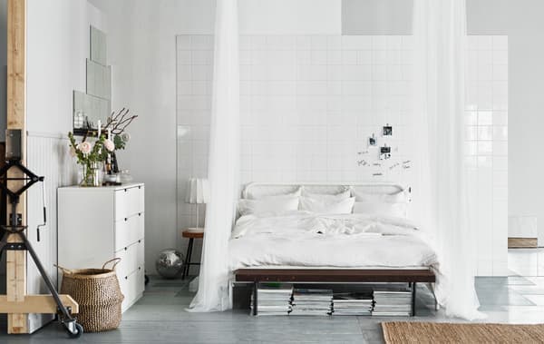 Grand lit blanc, draps et oreillers frais, drapages. Quelle est votre chambre de rêve ?