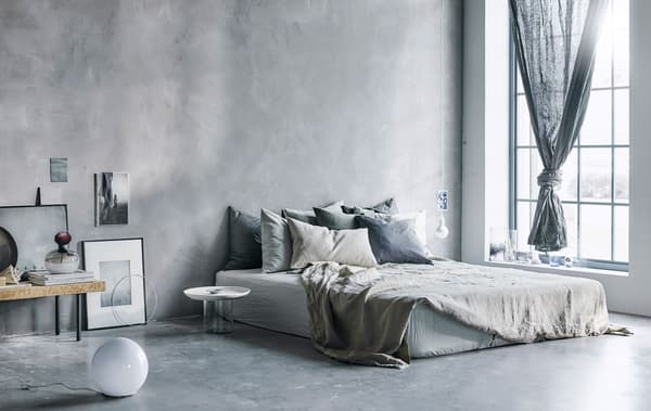 Grand lit gris, draps et oreillers impeccables, textiles drapés Quelle est votre chambre à coucher idéale?