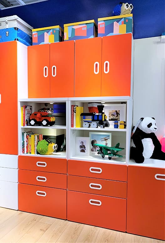 Grand meuble de rangement dans une chambre d’enfant 