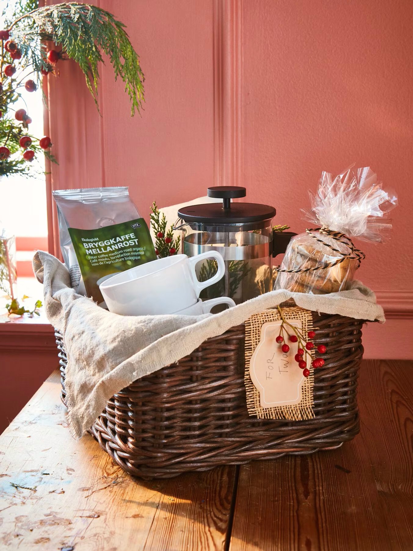 Grand panier en paille pose sur une table