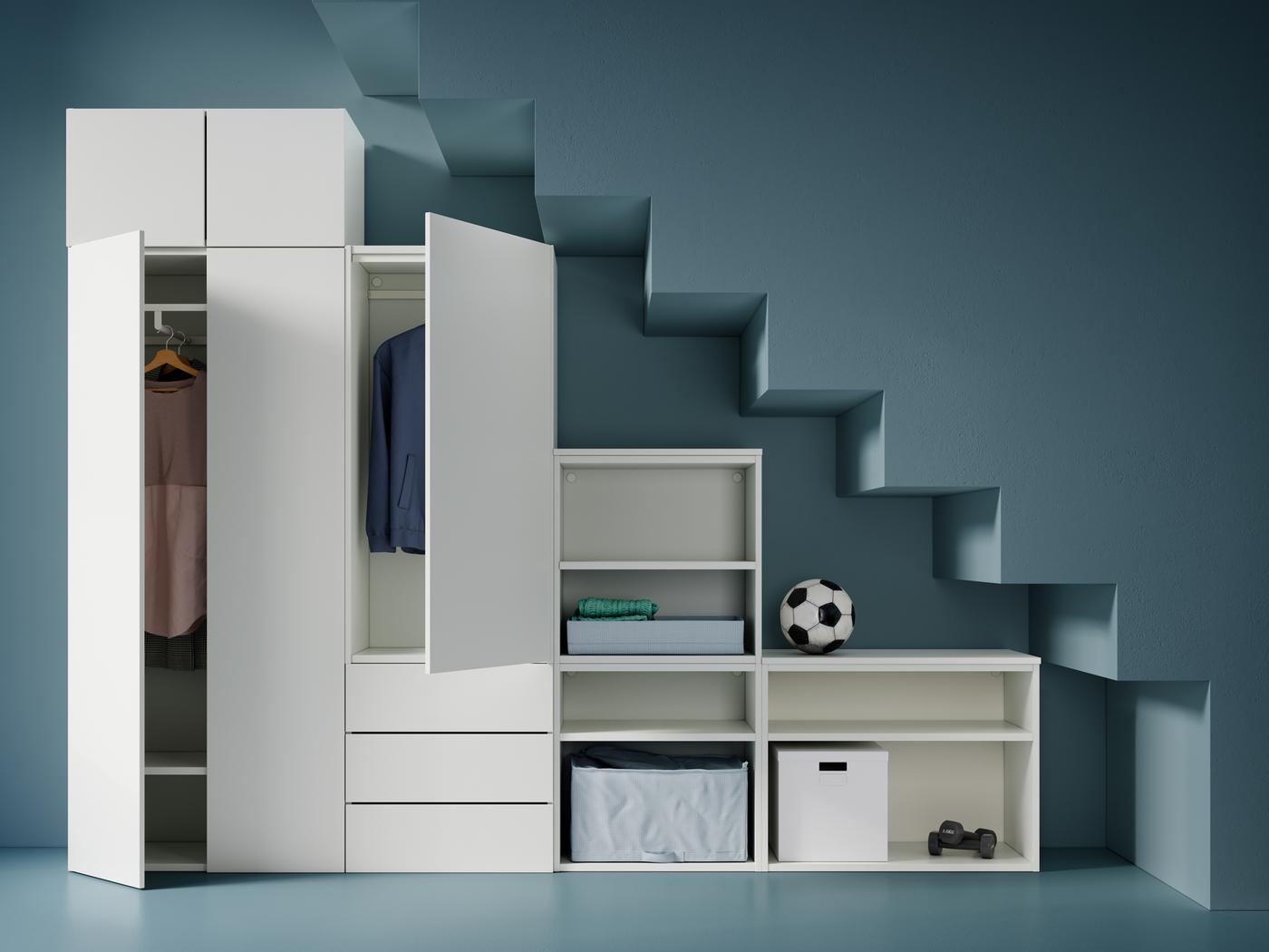 Grande armoire-penderie PLATSA dont les éléments de différentes hauteurs sont chargés de vêtements, d’un sac de rangement, de boîtes, d’haltères et d’un ballon de foot.