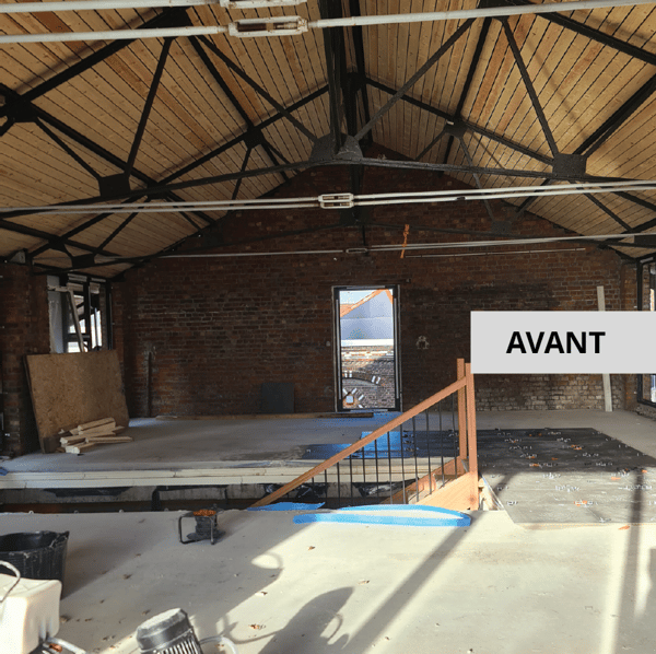 Grande pièce avec une très haute hauteur sous plafond vide et en travaux