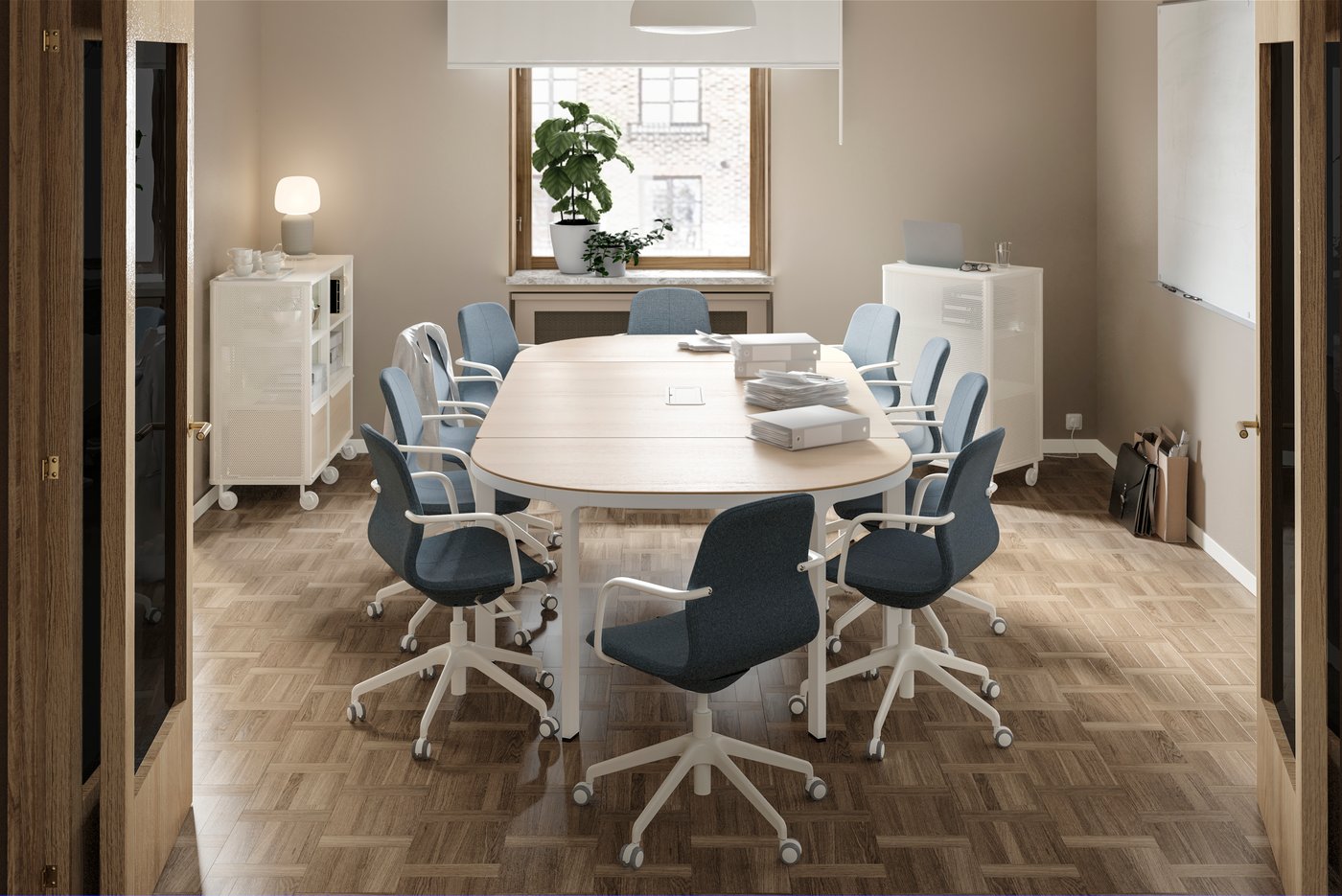 Grande table de réunion avec chaises bleu