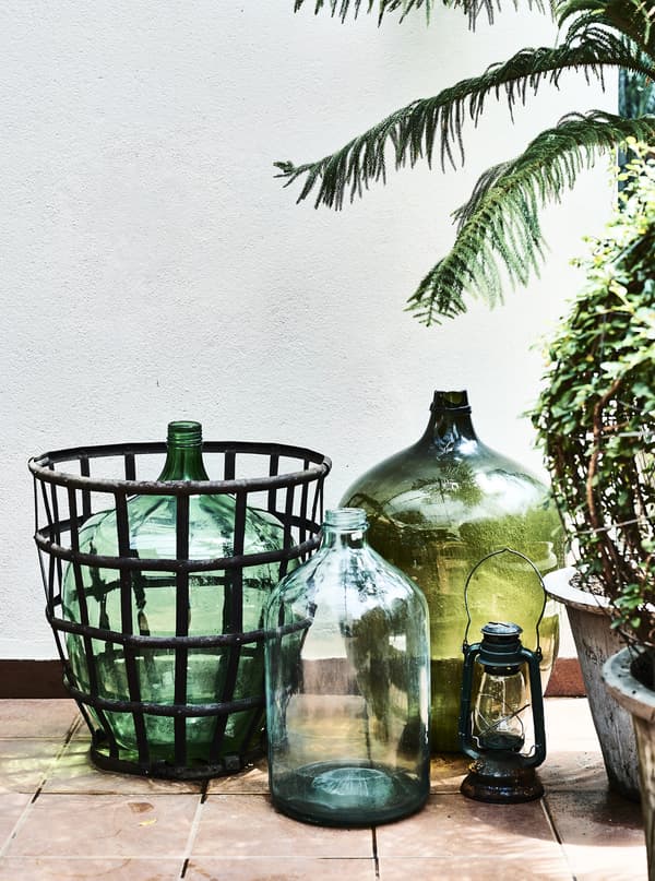 Grands vases en verre de couleur verte sur le balcon.