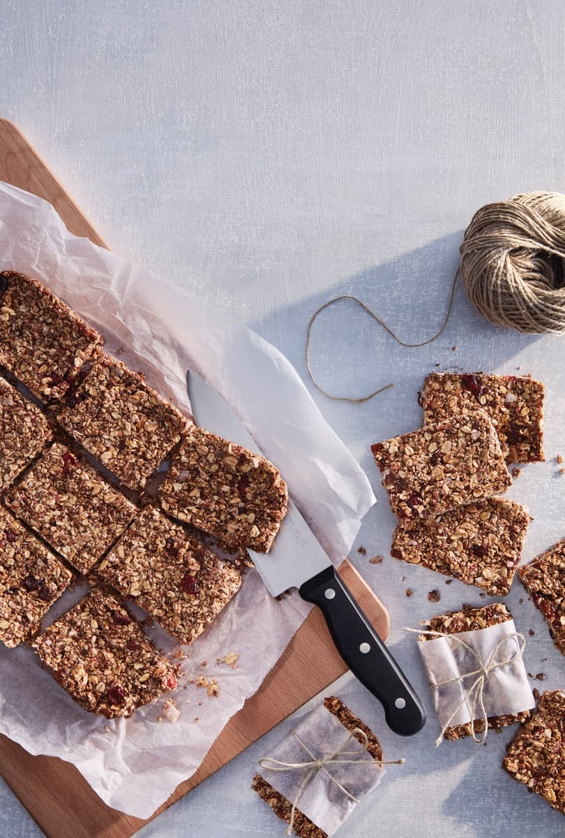 Granolapatukat taateleilla ja karpaloilla