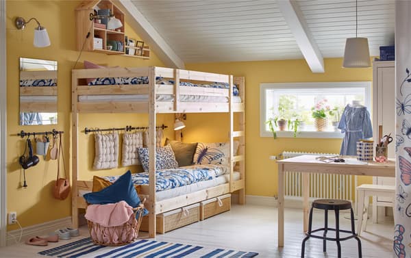 Grazie al letto a castello MYDAL, due sorelle possono facilmente condividere un piccolo spazio e dedicarsi ai propri hobby, come il cucito, con l'indossatore NÄPEN - IKEA