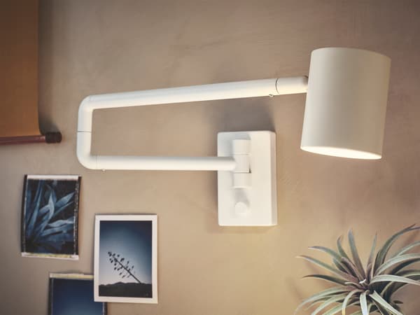 Grazie al suo design, la lampada da parete NYMÅNE è facilmente orientabile. Quando non la usi, puoi ripiegarla contro la parete – IKEA