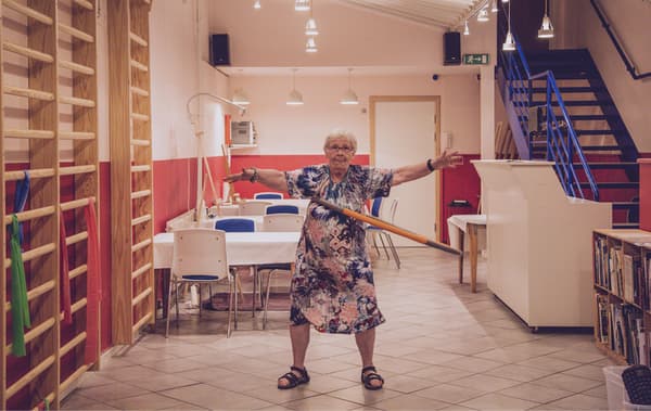 Greta เต้นฮูลาฮุบในห้องทานอาหารที่มีผนังสีแดงและขาว