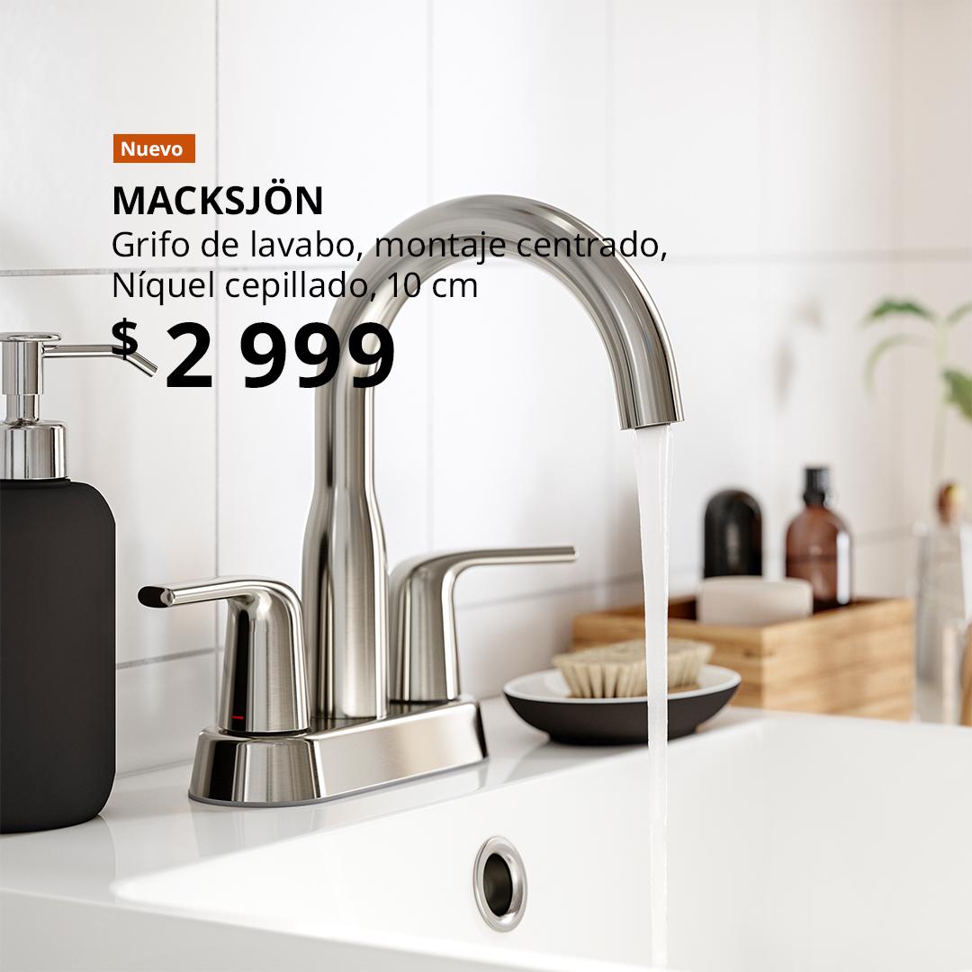 Grifo de lavabo MACKSJÖN de niquel, colocado en un lavado de un baño. 