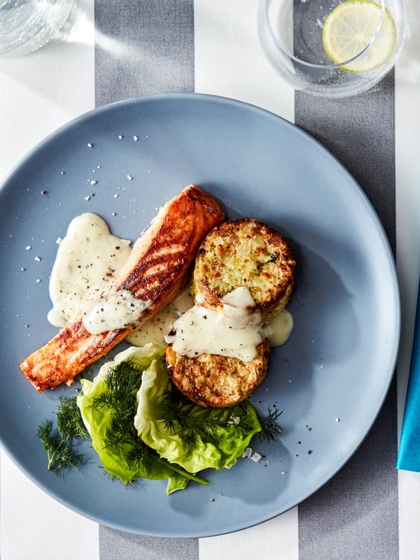 Grillezet SJÖRAPPORT lazacfilé GRÖNSAKSKAKA zöldséges medállal.