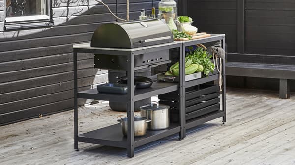 GRILLSKÄR-sarjan grilli puisella terassilla.