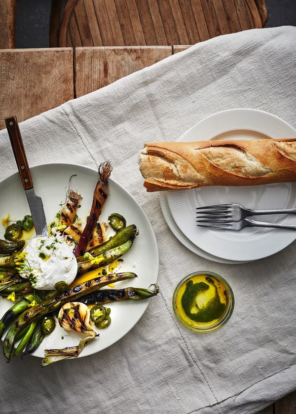 Grilovaná zelenina se sýrem burrata a bylinkovým olejem.