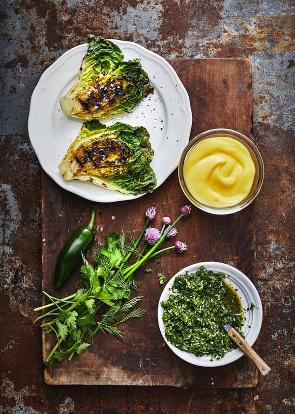 Grilovaný salát little gem s majonézou a chimichurri.