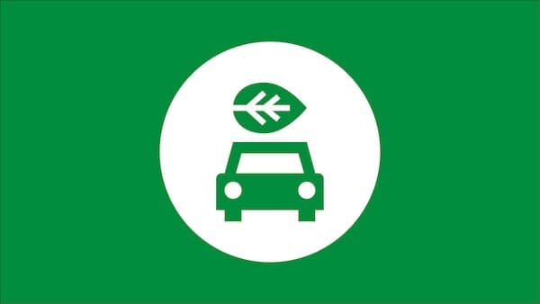 Groen pictogram van een auto met een blad erboven, op een groene achtergrond met een witte cirkel. Het symbool verwijst naar duurzaam of milieuvriendelijk vervoer.