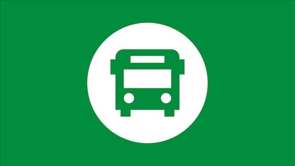 Groen pictogram van een bus of shuttle op een groene achtergrond met een witte cirkel.