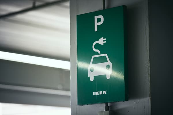 Grön skylt från IKEA som visar en illustrerad bil som laddas