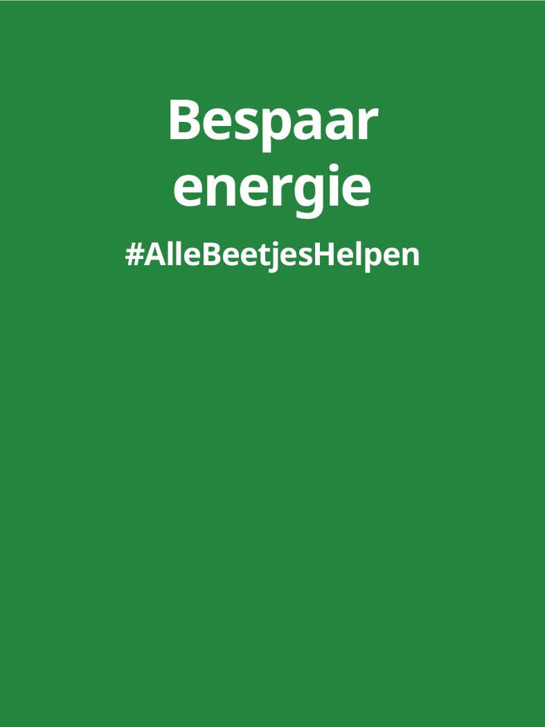 Groene promotiebanner met de witte tekst “Bespaar energie #AlleBeetjesHelpen”, gecentreerd op een effen groene achtergrond.