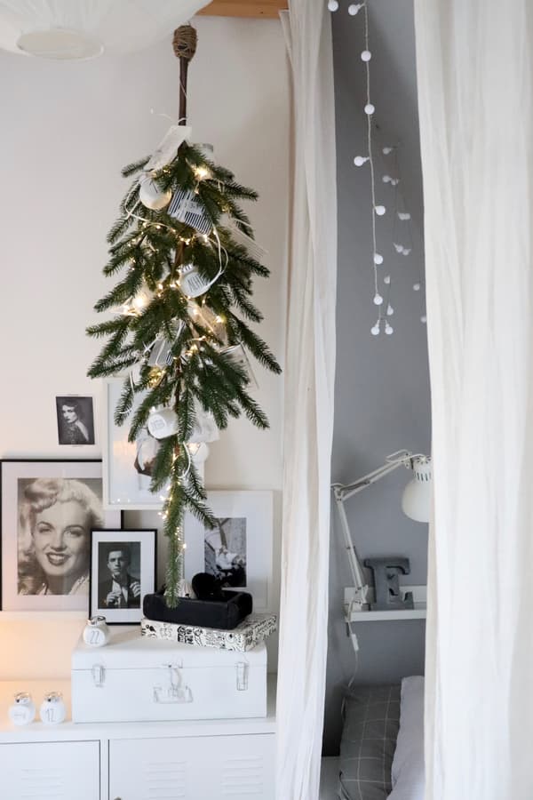 Größeres Aufnahme des Raums mit dem Adventskalenders, der von der Decke hängt.