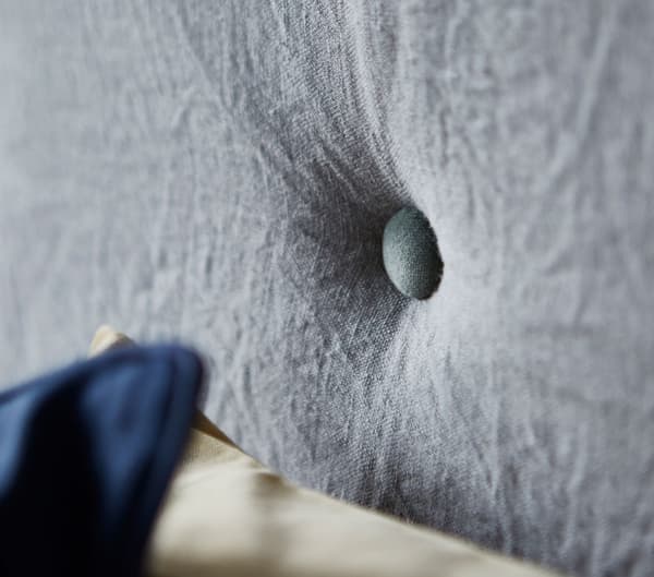 Gros plan de boutons sur un canapé réalisé avec des matelas