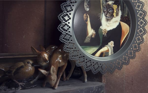 Gros plan de la décoration murale IKEA SKURAR et figurines d’animaux.