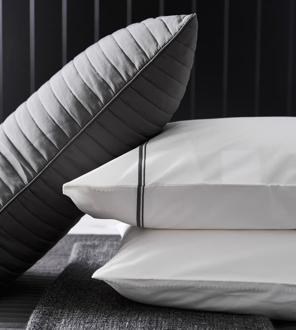 Gros plan d’oreillers et d’un coussin.