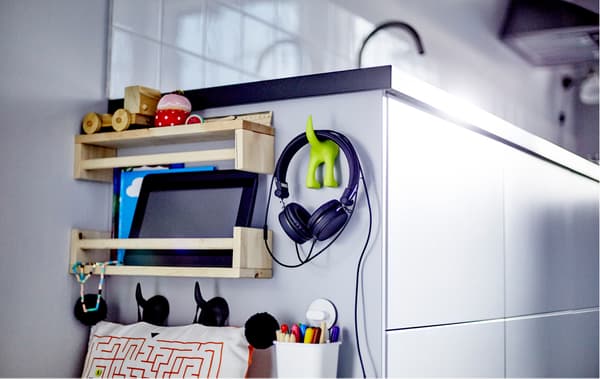Gros plan du côté d’un élément bas, avec jouets et accessoires pour les enfants.