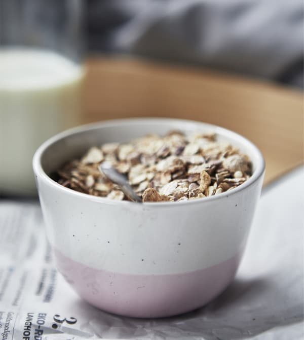 Gros plan d’un bol rempli de muesli.