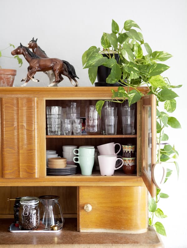 Gros plan d’un buffet vintage.