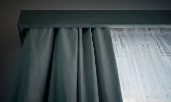 Gros plan d’un encadrement de fenêtre maison.