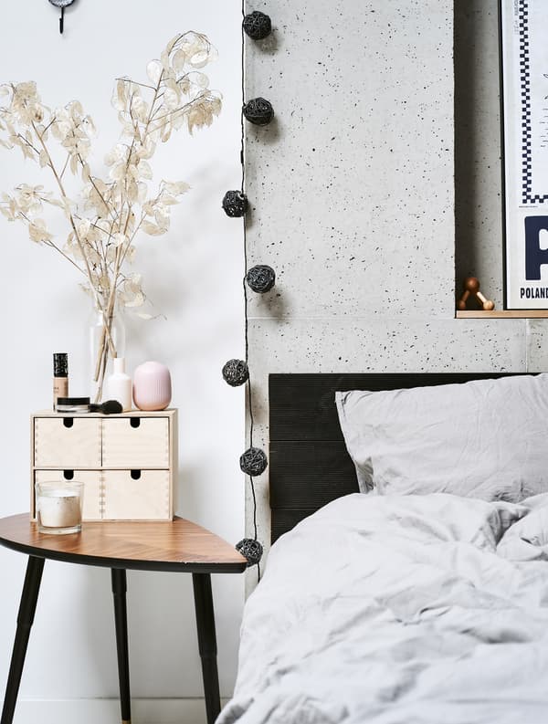 Gros plan d’un lit et d’une table de chevet.