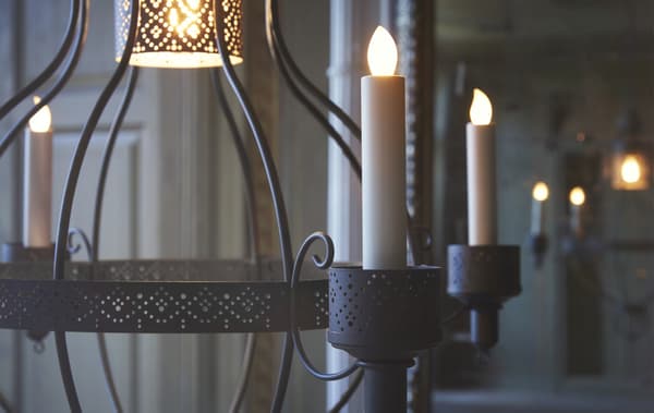 Gros-plan d'un lustre avec bougies LED.