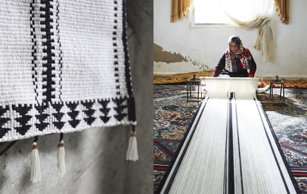 Gros plan d’un tapis à motif noir et blanc et femme en train de travailler sur un métier à tisser.