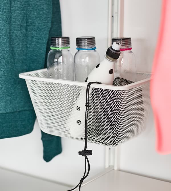 Gros plan d’une corbeille en filet ALGOT pour un accès facile à des bouteilles en plastique réutilisables.