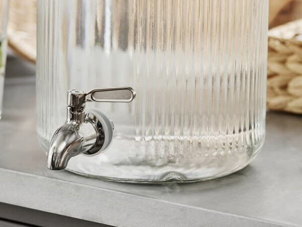 gros plan sur l'embout d'un distributeur d'eau