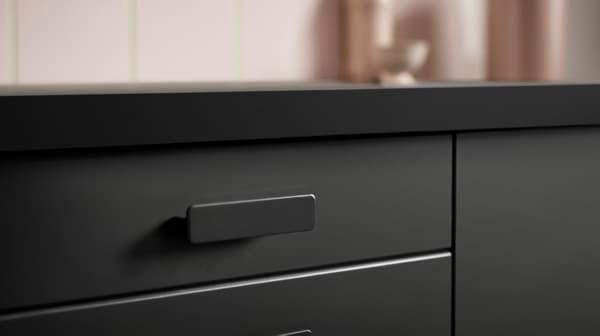 Gros plan sur les façades de cuisine IKEA KUNGSBACKA noires, fabriquées à partir de bois et de bouteilles en plastique PET recyclé.
