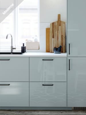 Gros plan sur un meuble de cuisine gris-bleu