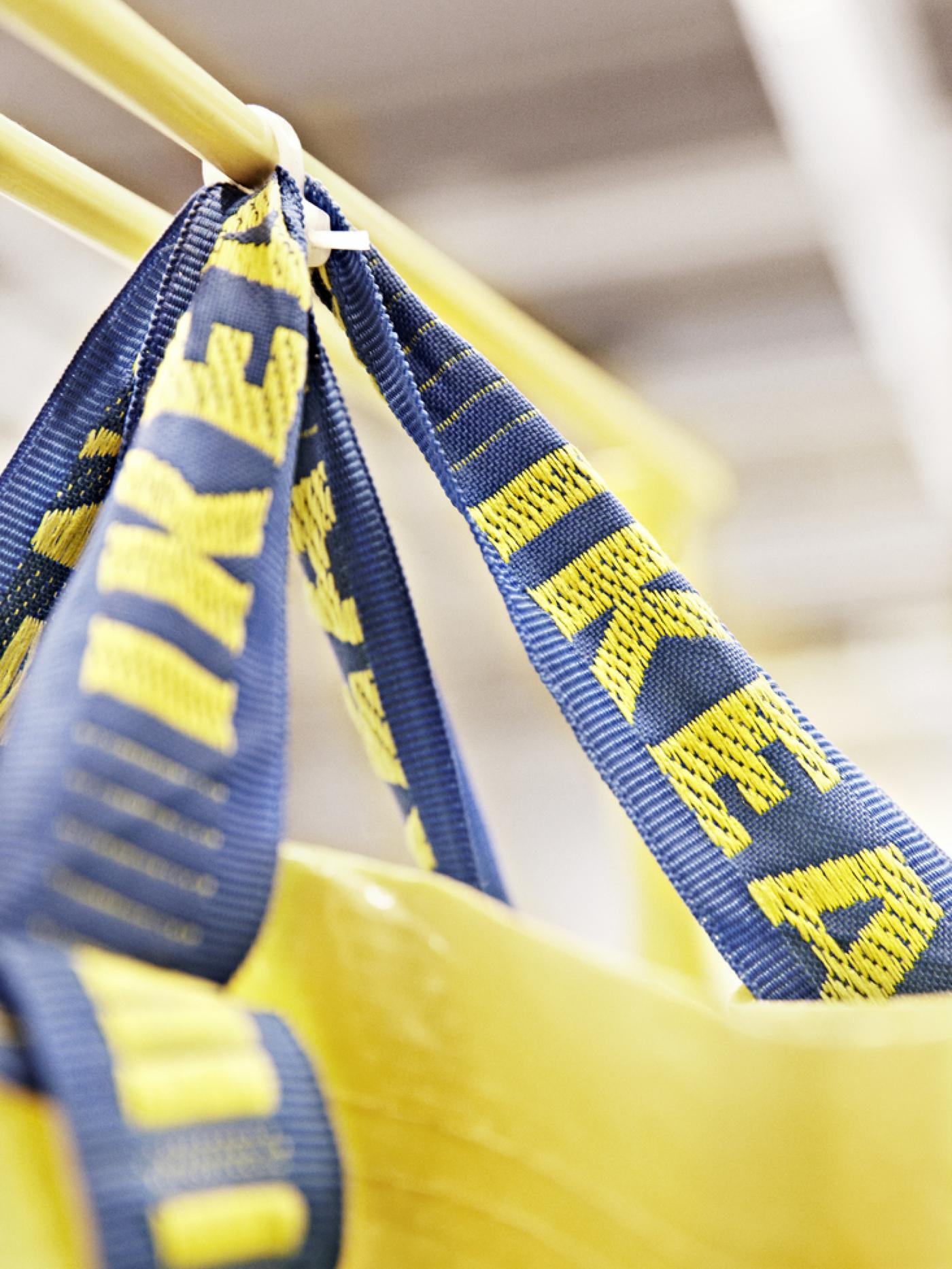 Gros plan sur un sac IKEA jaune.