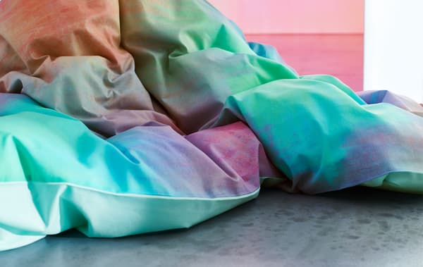 Gros plan sur une couette multicolore.