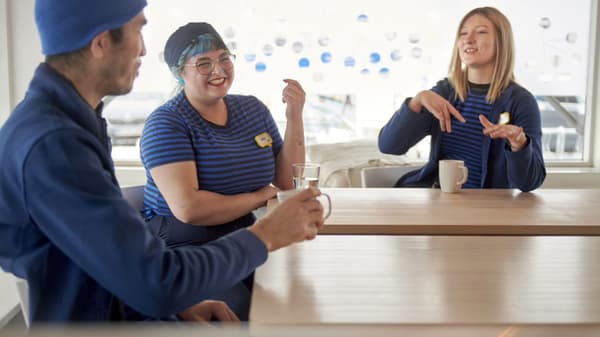 Groupe de collaborateurs IKEA de différents âges, genres et origines ethniques, symbolisant que tout le monde est le bienvenu.