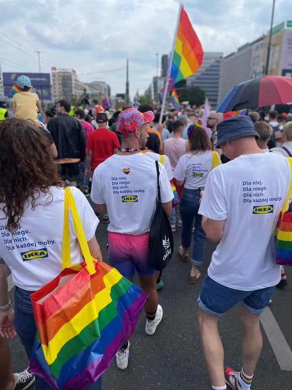 Grupa pracowników IKEA na Marszu Równości w Warszawie