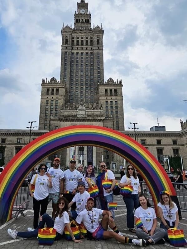 Grupa pracowników IKEA na Marszu Równości w Warszawie pod pałacem Kultury i Nauki